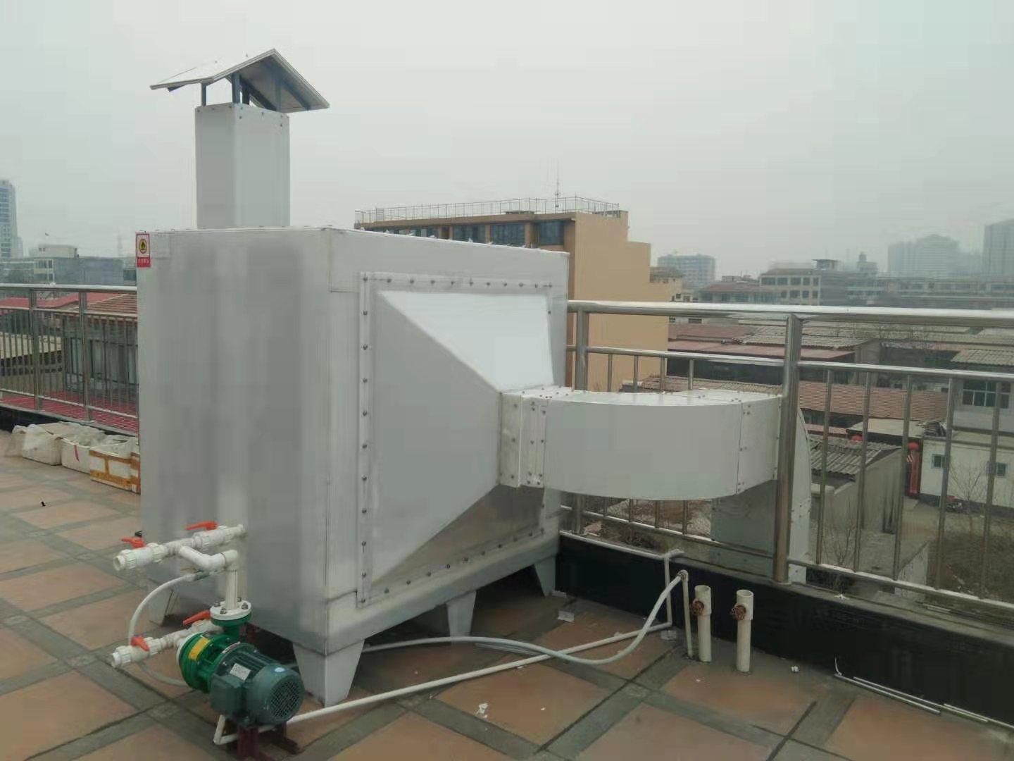 電線電纜廠廢氣異味處理采用設(shè)備方案，活性炭吸附塔,是一種經(jīng)濟(jì)實(shí)用型有機(jī)廢氣的凈化與治理裝置;是一種廢氣過(guò)濾吸附異味的環(huán)保設(shè)備產(chǎn)品。
